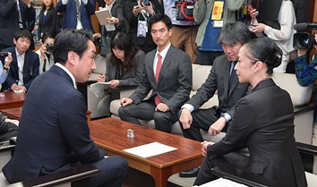 LINE社の出澤社長（手前左）から協力の申し出を受ける浮島（2019.3.13）