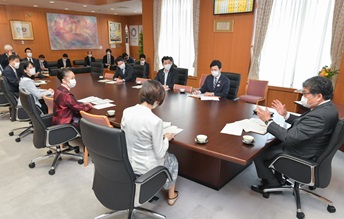 萩生田文科相と協議した党文科部会と青年委員会のメンバー（2020.5.1）